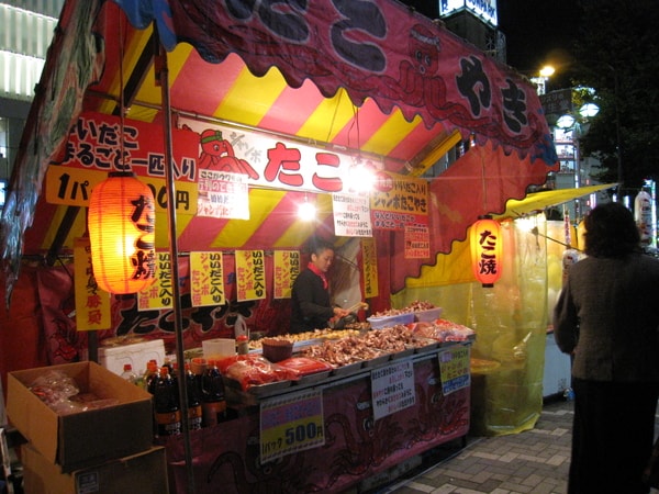 新宿街頭忽然有一整排攤販